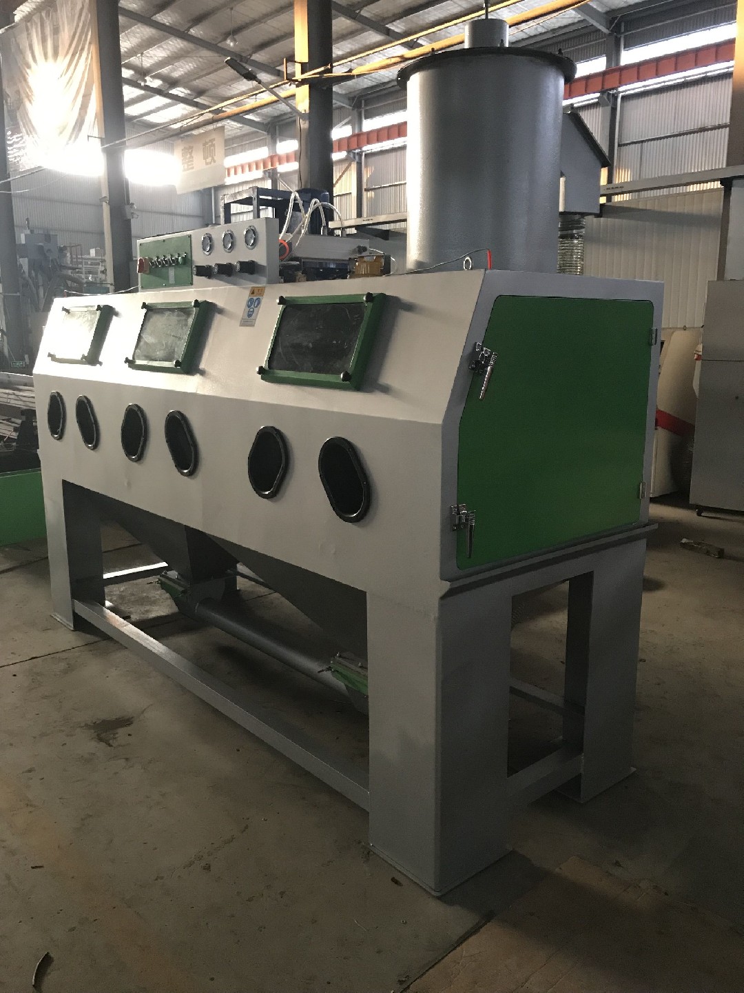 三工位手動環(huán)保型噴砂機(jī)